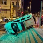 otomobille-carpisan-polis-araci-yan-yatti-2si-bekci-3-yarali-T1WNMci7.jpg