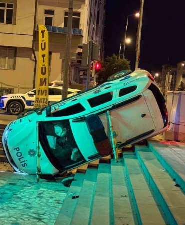 otomobille-carpisan-polis-araci-yan-yatti-2si-bekci-3-yarali-T1WNMci7.jpg