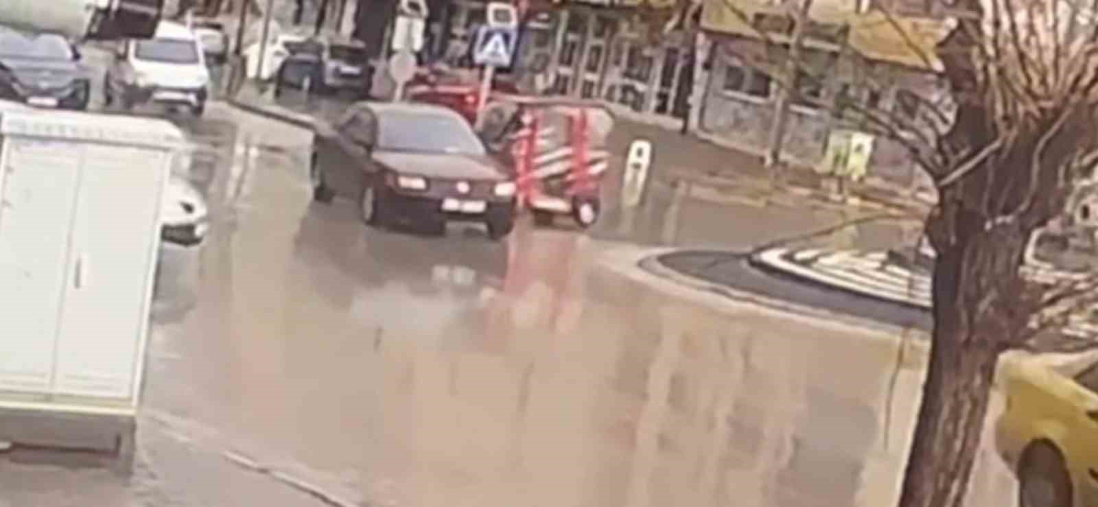 otomobille carpisan uc tekerlekli elektrikli bisiklet devrildi 1 yarali 0 cdPtNTS3