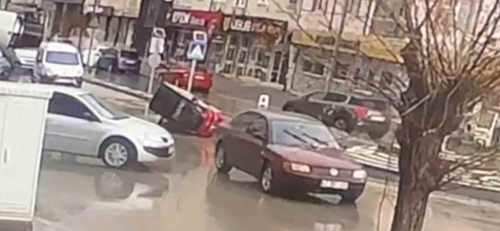 otomobille carpisan uc tekerlekli elektrikli bisiklet devrildi 1 yarali 1 QE3tuIIA