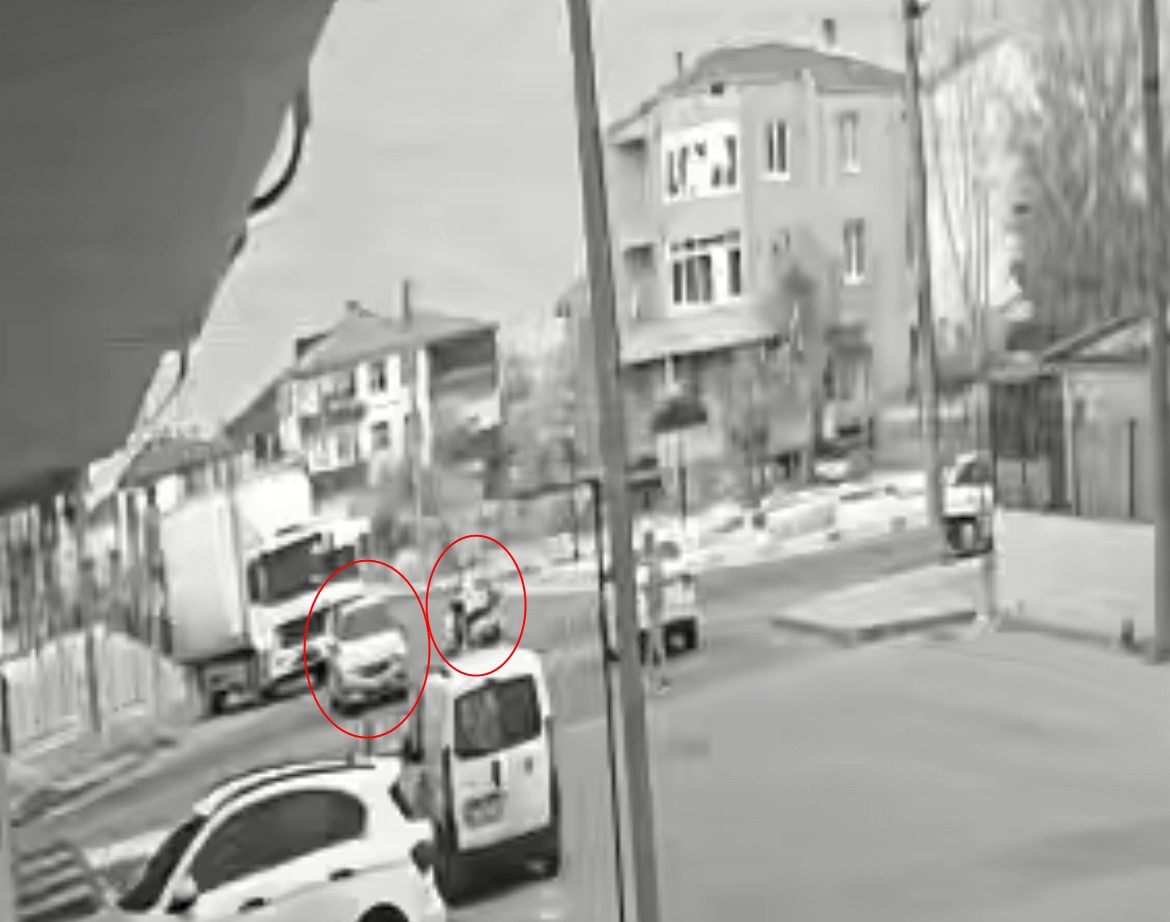 Otomobille çarpışarak, motosikletten fırladı: Yürekleri ağza getiren kaza kamerada 4 otomobille carpisarak motosikletten firladi yurekleri agza getiren kaza kamerada 0 Xa3TKPOJ