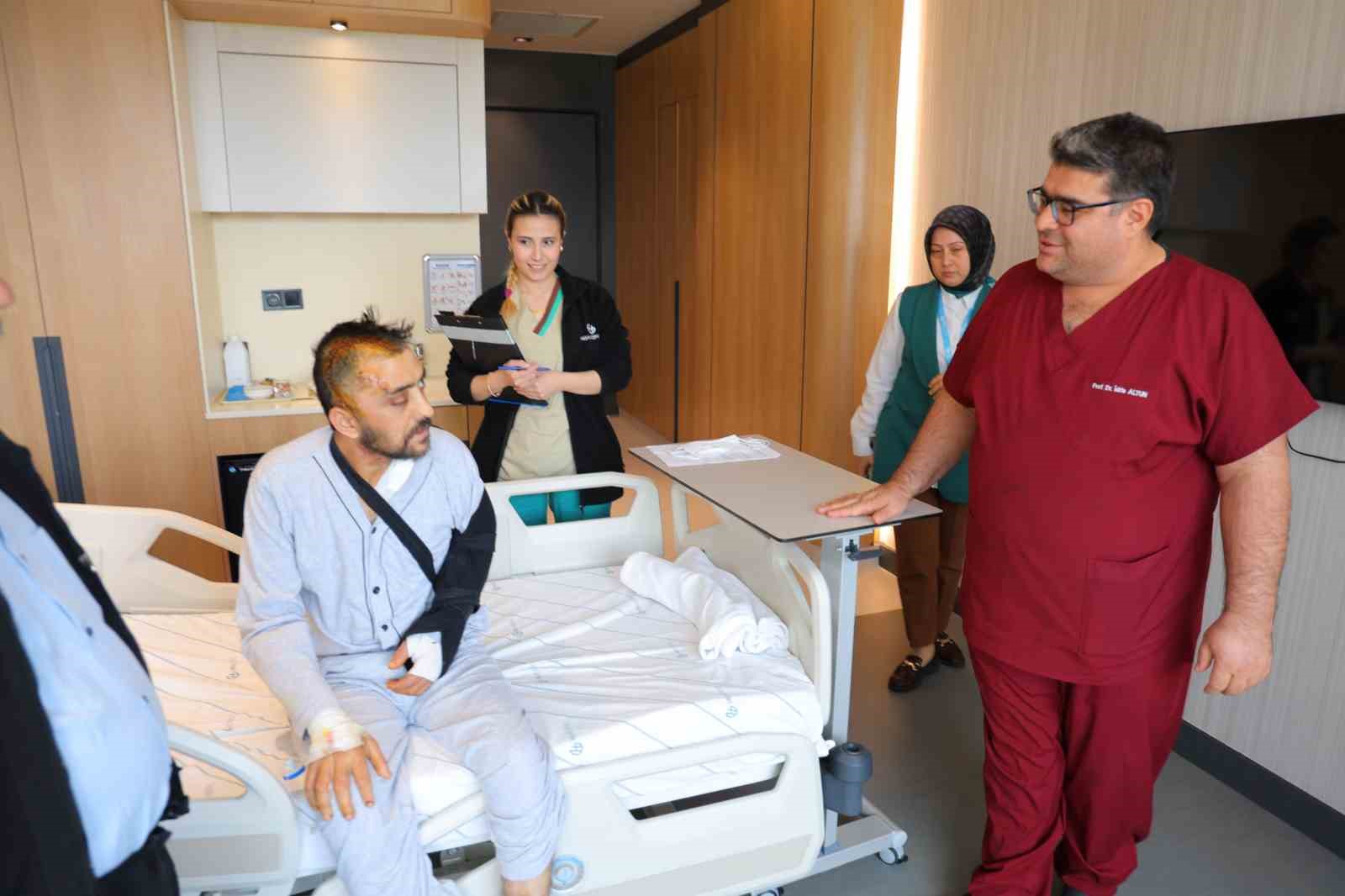 otomobille giderken kafasina kaya yuvarlandi basarili ameliyatla sagligina kavustu 0 23KBuTNj