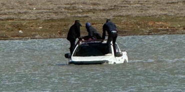 otomobille-girdikleri-golde-mahsur-kaldilar-MsLxx2yX.jpg