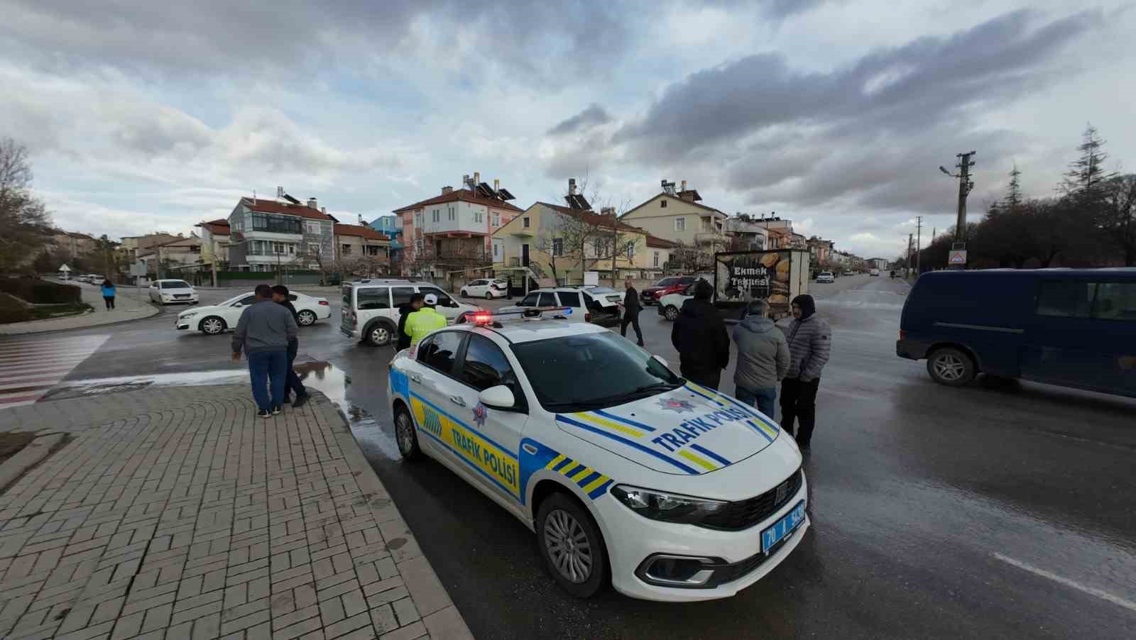 Otomobille hafif ticari araç çarpıştı: 1 yaralı 4 otomobille hafif ticari arac carpisti 1 yarali 0 srVGmkyB