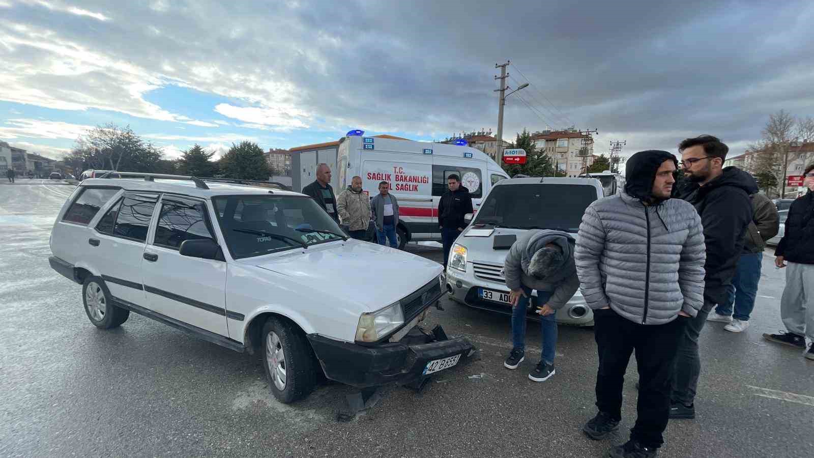 Otomobille hafif ticari araç çarpıştı: 1 yaralı 5 otomobille hafif ticari arac carpisti 1 yarali 1 2szdCii6