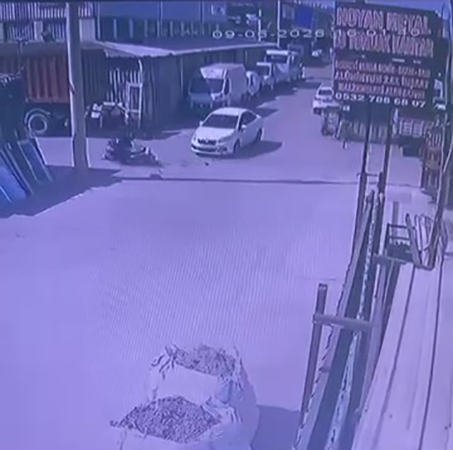 otomobille motosikletin carpistigi kaza ani kameraya yansidi 1 yarali 1 PvU4hccd