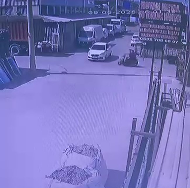 otomobille motosikletin carpistigi kaza ani kameraya yansidi 1 yarali 2 pmIwJIA1