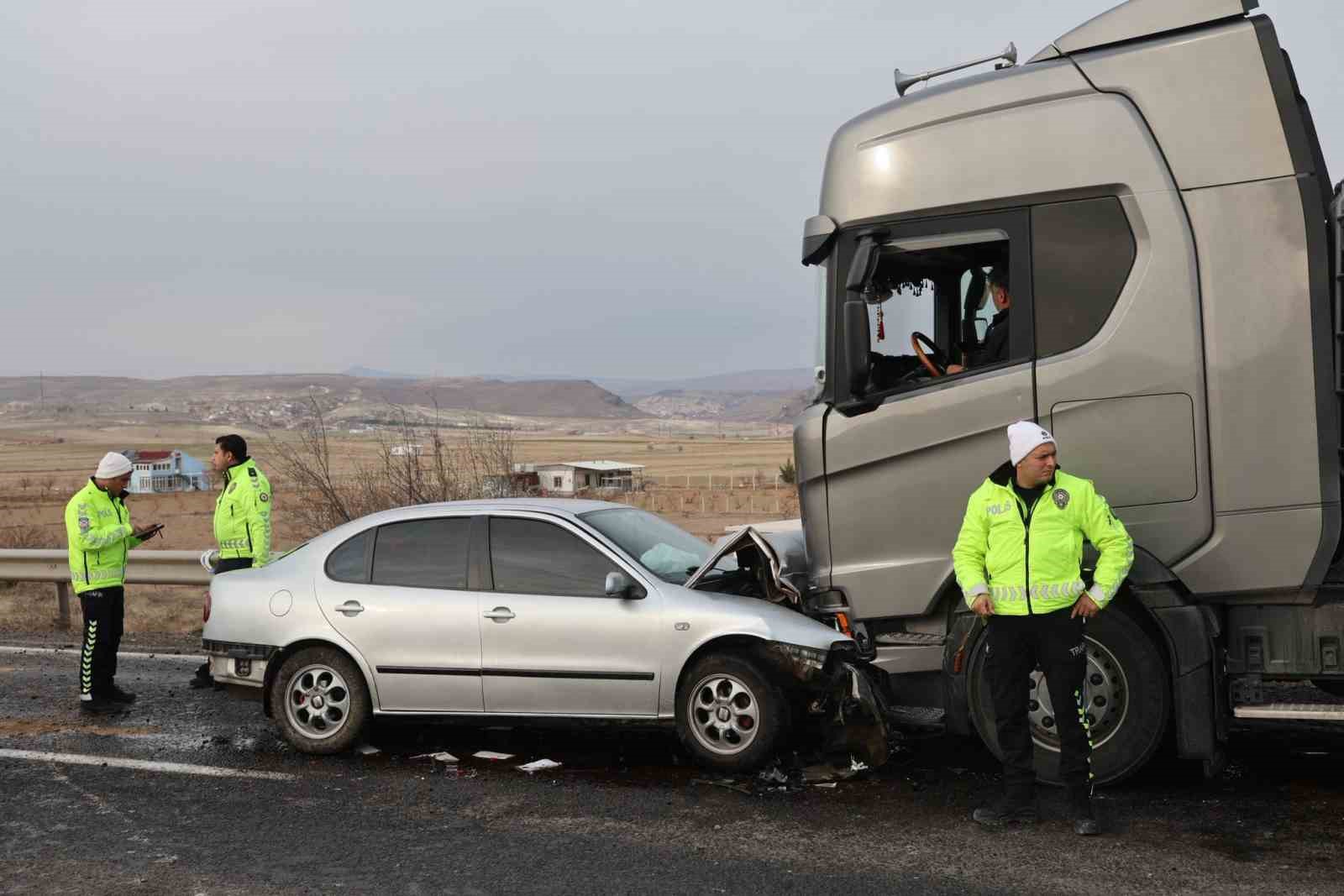 otomobille tir kafa kafaya carpisti 1 olu 1i agir 3 yarali 1 zbt9VhYs
