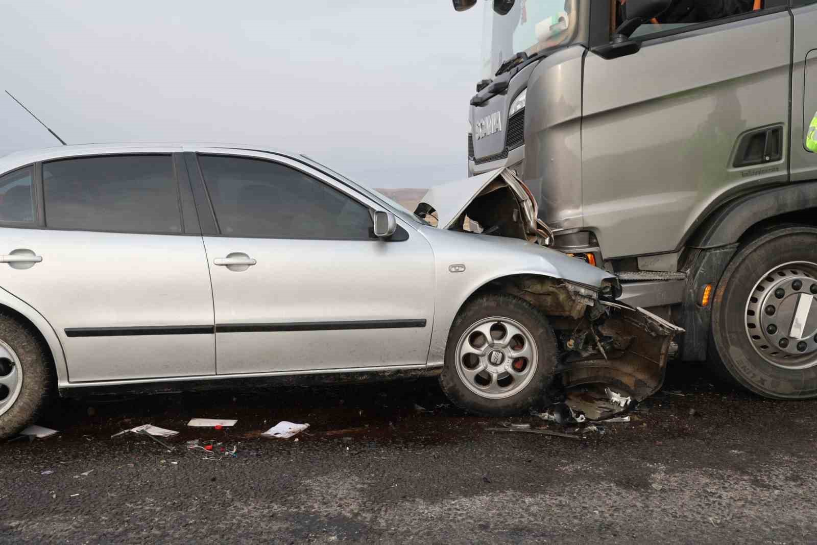otomobille tir kafa kafaya carpisti 1 olu 1i agir 3 yarali 2 55lT7vwO