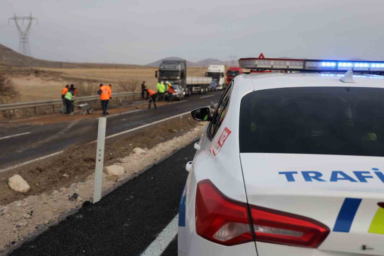 otomobille tir kafa kafaya carpisti 1 olu 1i agir 3 yarali 3 Ki17qa1q