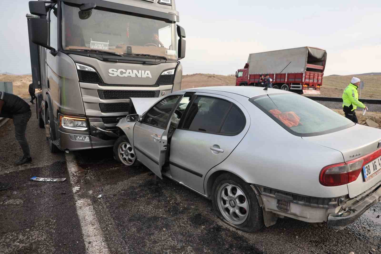 otomobille tir kafa kafaya carpisti 1 olu 1i agir 3 yarali 5
