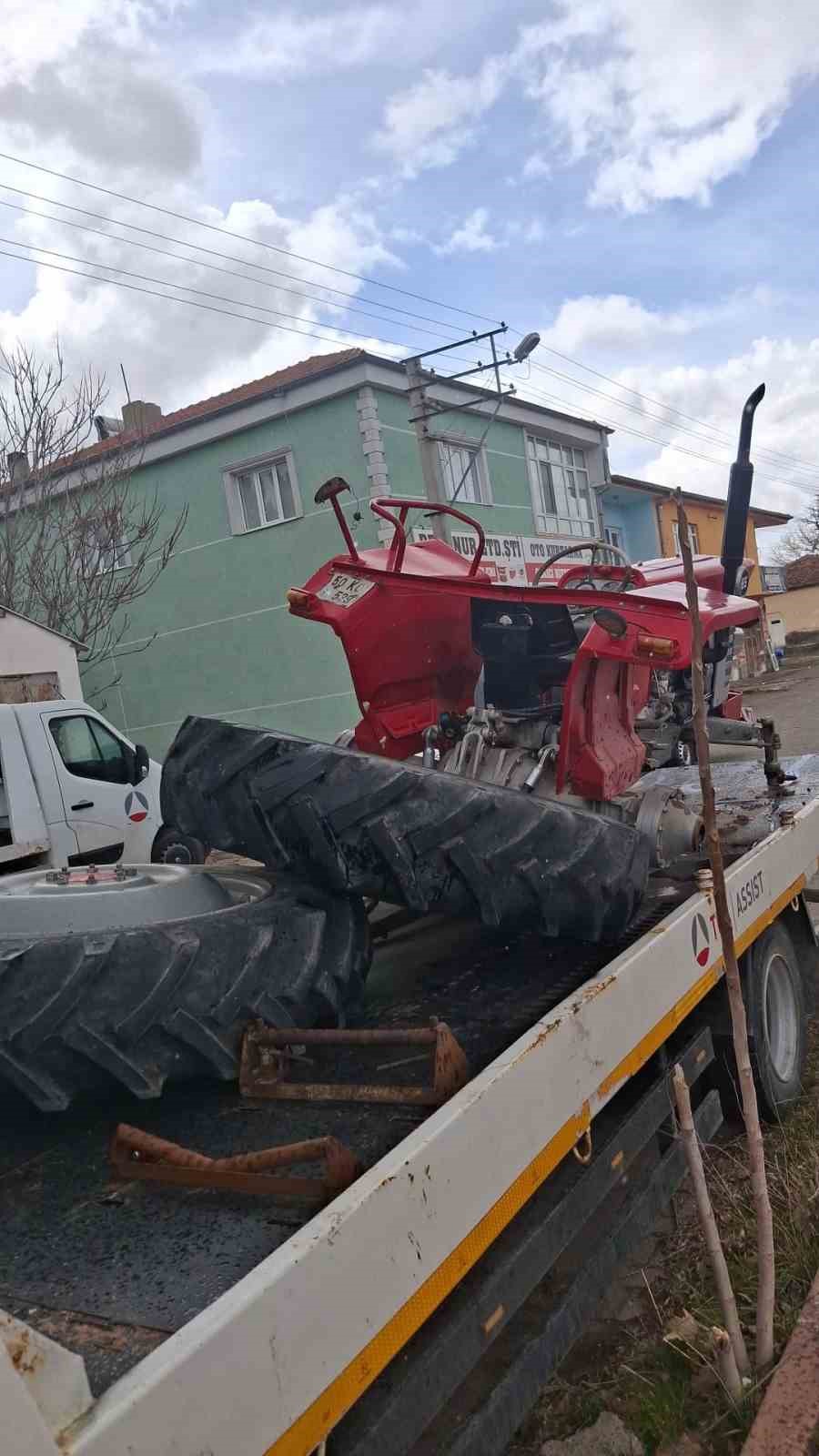 otomobille traktor carpisti 2 yarali 1 Vzr4k9Jd