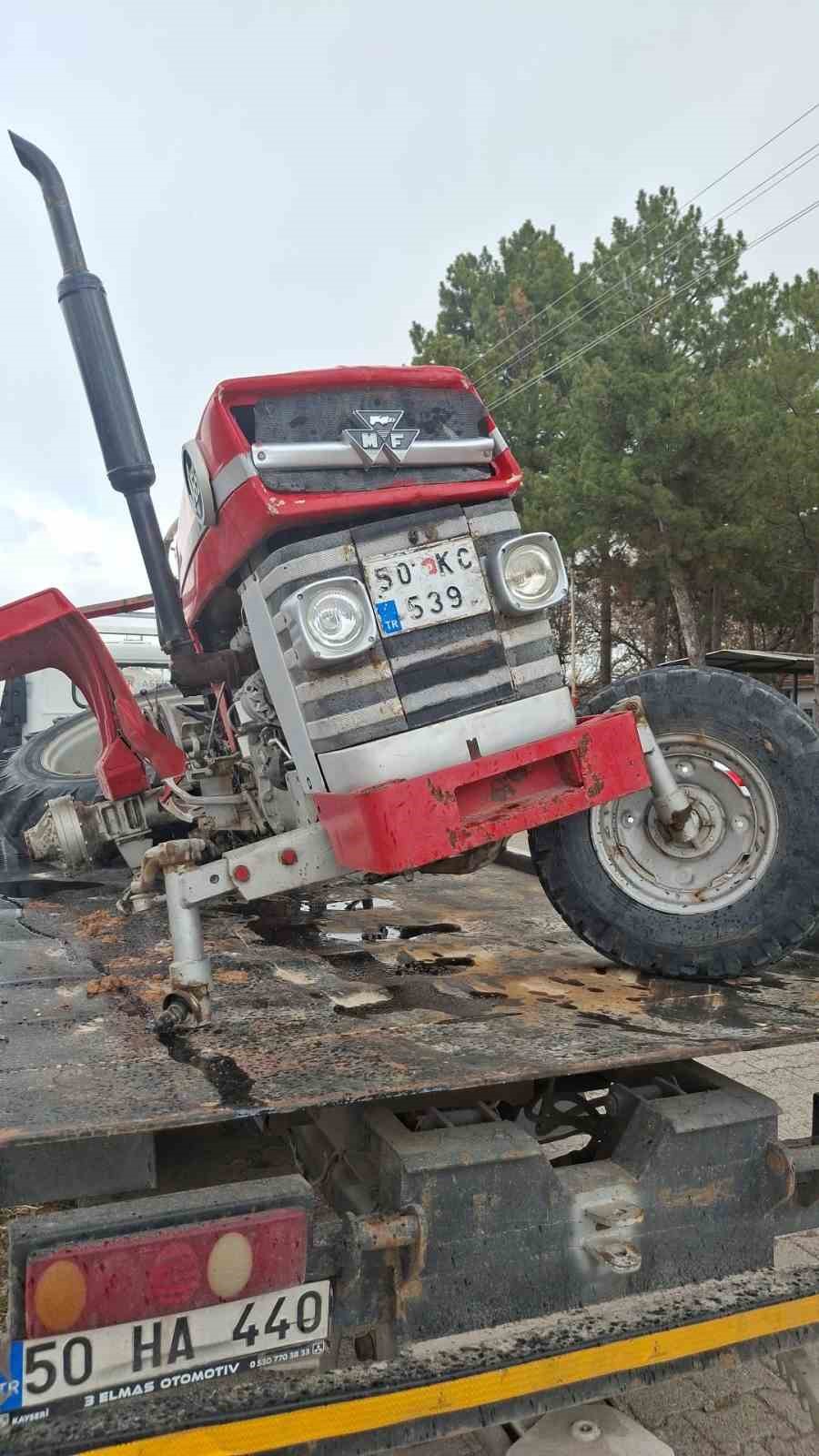 otomobille traktor carpisti 2 yarali 2 shGtTICc