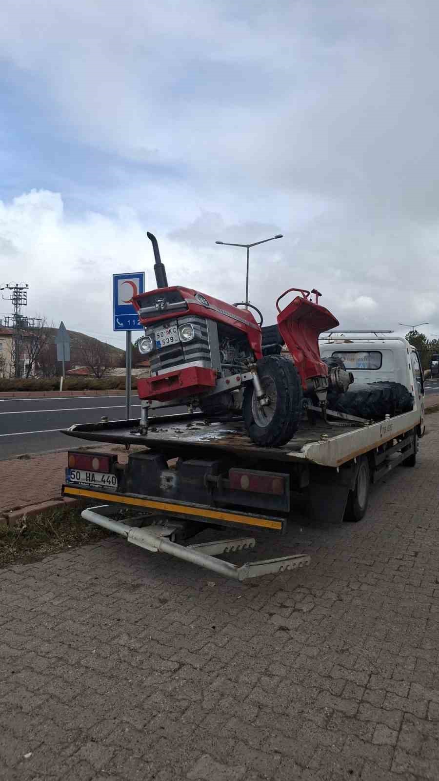 otomobille traktor carpisti 2 yarali 4 f6FcE4YC