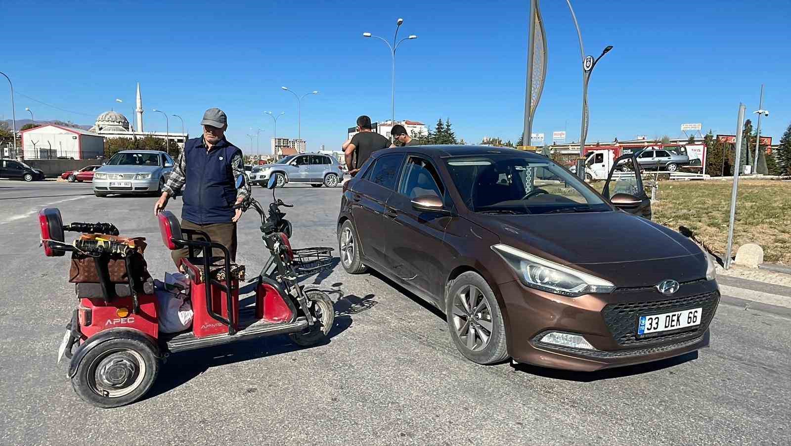 otomobille uc tekerlekli elektrikli bisiklet carpisti 1 yarali 2 czNBK52O