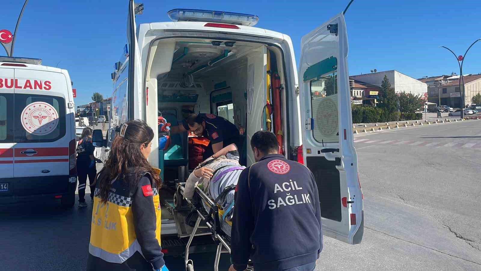 otomobille uc tekerlekli elektrikli bisiklet carpisti 1 yarali 4