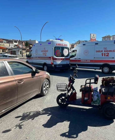 otomobille-uc-tekerlekli-elektrikli-bisiklet-carpisti-1-yarali-MjUrZUG4.jpg