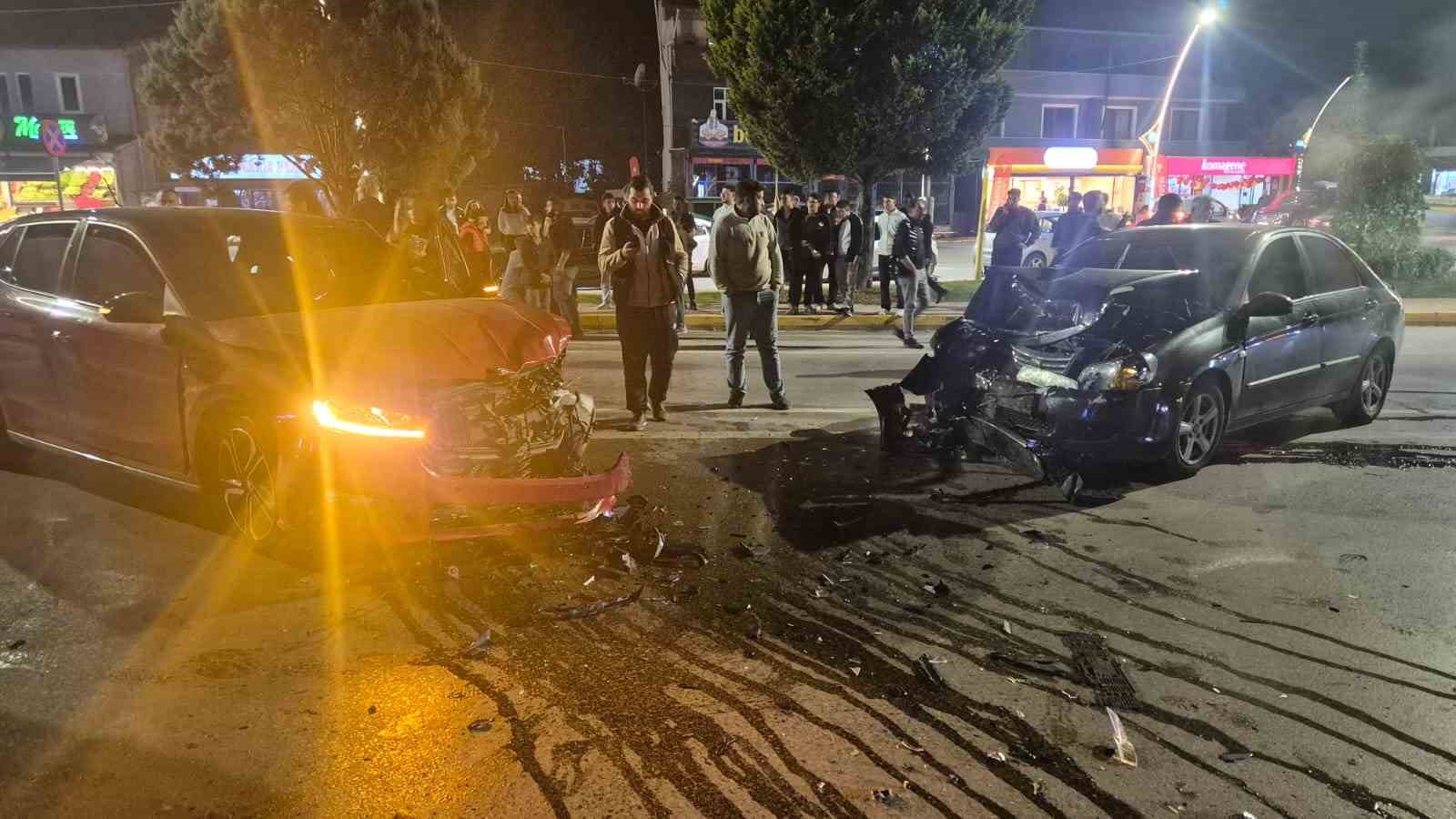 Otomobiller kafa kafaya çarpıştı: 2 yaralı 1 otomobiller kafa kafaya carpisti 2 yarali 0 ul6Oa27I