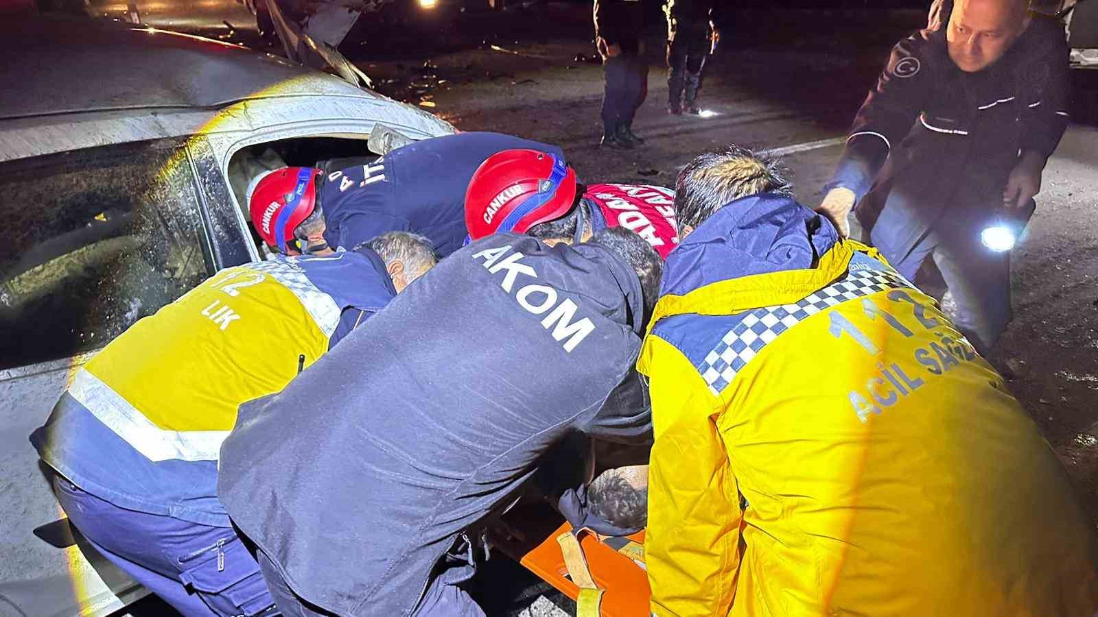 otomobiller kafa kafaya carpisti 2 yarali 3 yJESY8CM