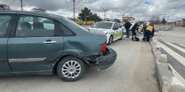 otomobillerin-carpistigi-an-kameraya-yansidi-1-yarali-BNsfnEpi.jpg