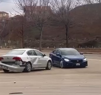 Otomobillerin çarpıştığı kaza kamerada 5 otomobillerin carpistigi kaza kamerada 1 Kh6Kg3Fj