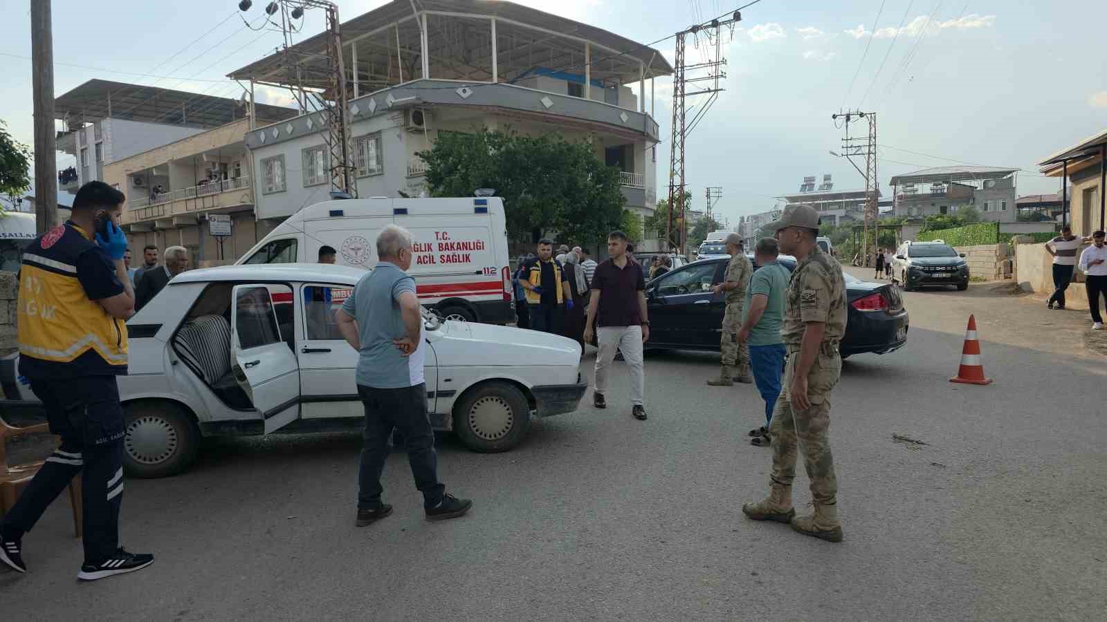 otomobillerin carpistigi kazada 2 kisi yaralandi o anlar kamerada 1 7SLl6lkc