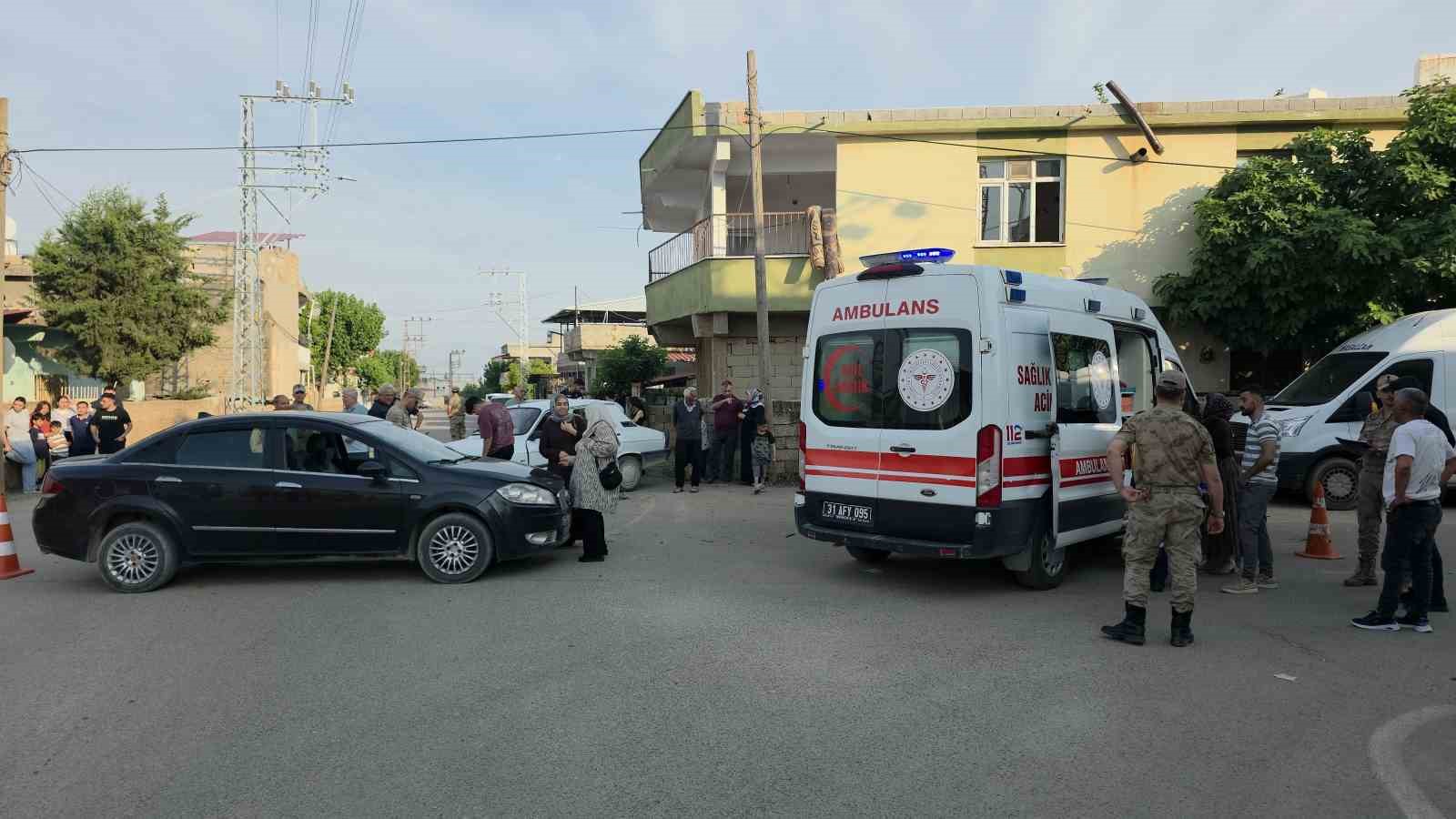 otomobillerin carpistigi kazada 2 kisi yaralandi o anlar kamerada 2 hWX7DfJv