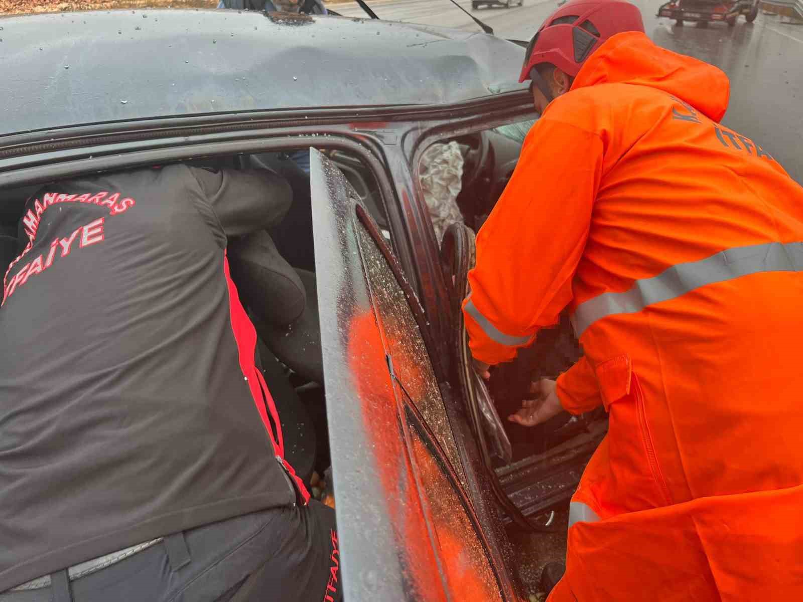 otomobillerin hurdaya dondugu kazada doktor oldu 2 kisi de agir yaralandi 1 N1drNhwl