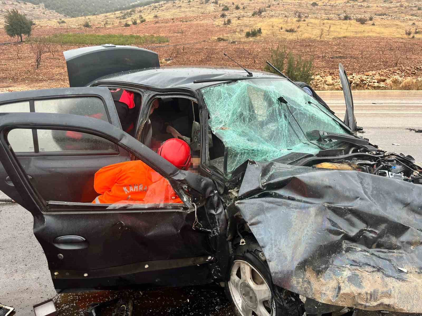 otomobillerin hurdaya dondugu kazada doktor oldu 2 kisi de agir yaralandi 2 VqdwLBYj
