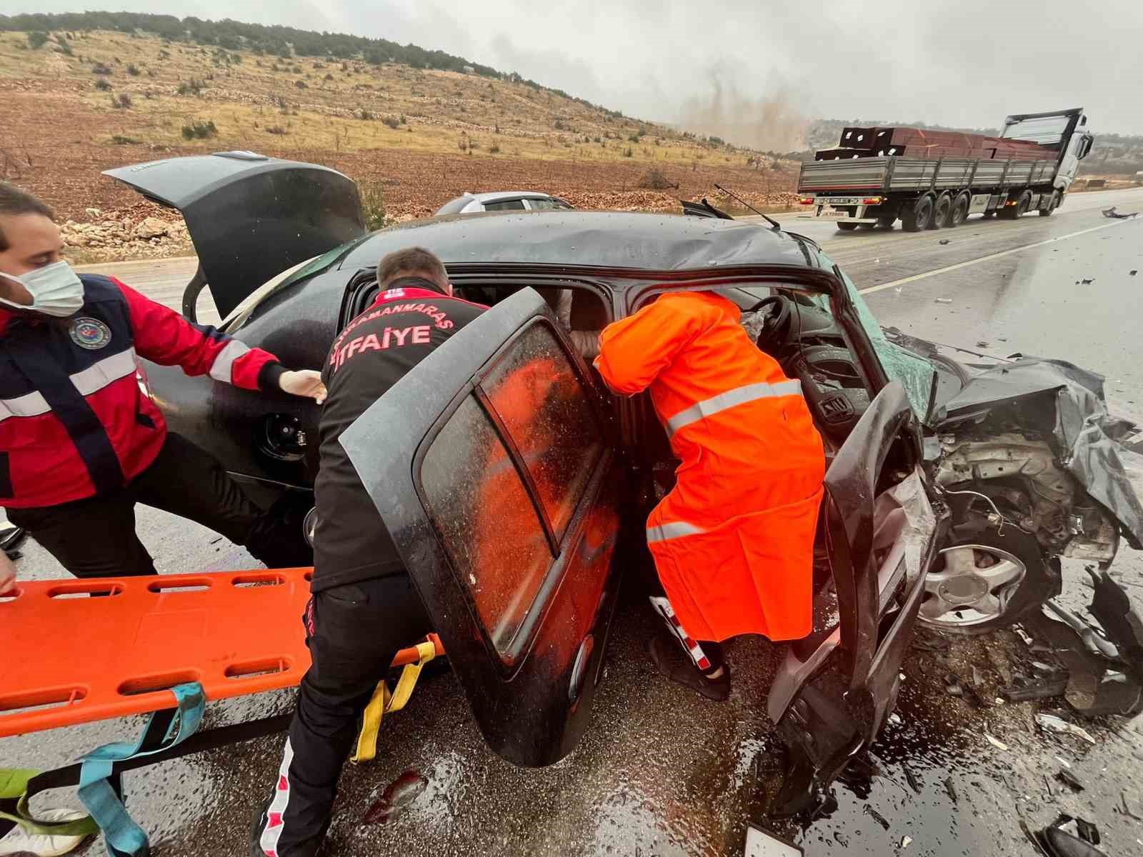 otomobillerin hurdaya dondugu kazada doktor oldu 2 kisi de agir yaralandi 3 NqCMNQBT