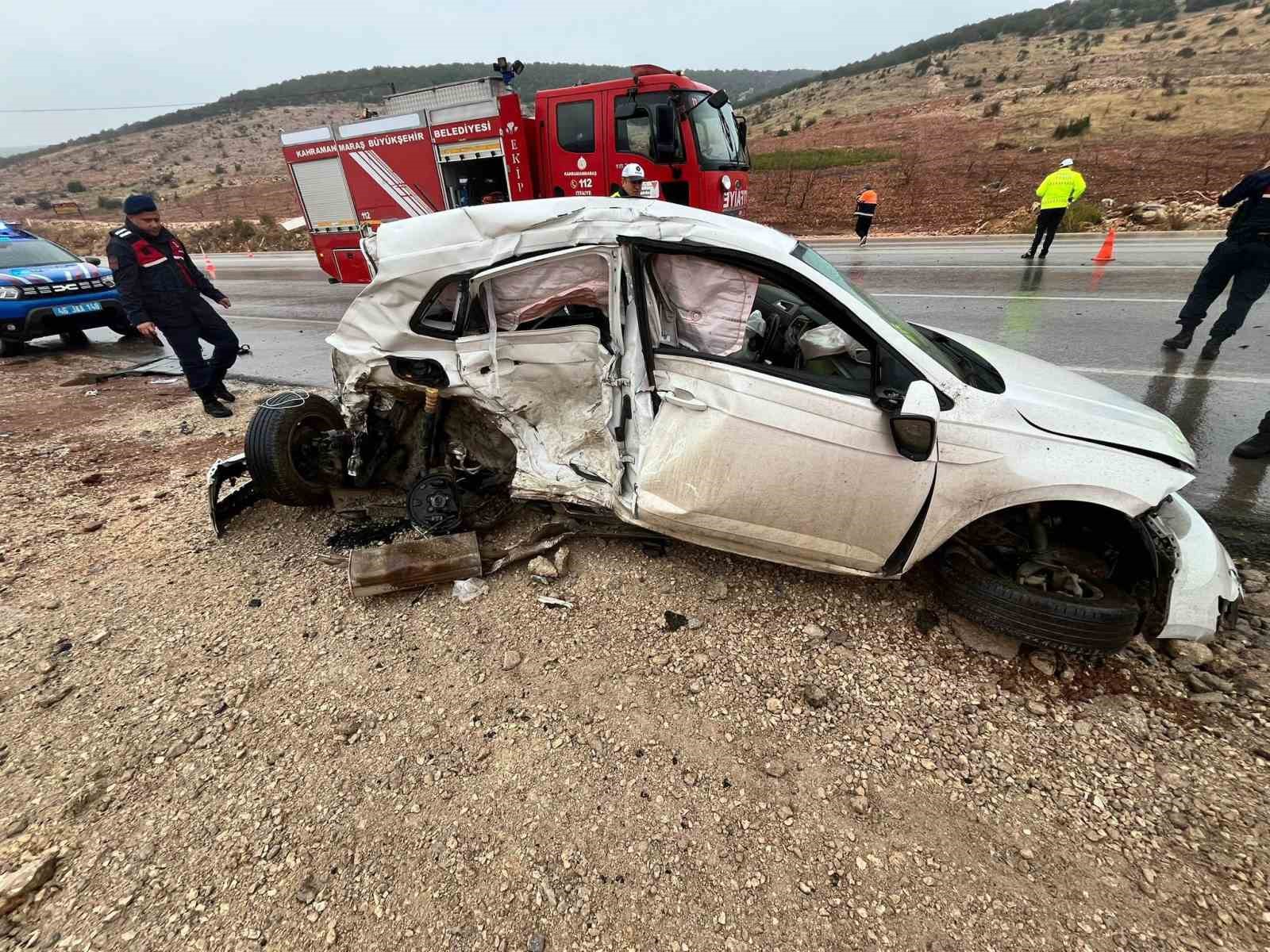 otomobillerin hurdaya dondugu kazada doktor oldu 2 kisi de agir yaralandi 4