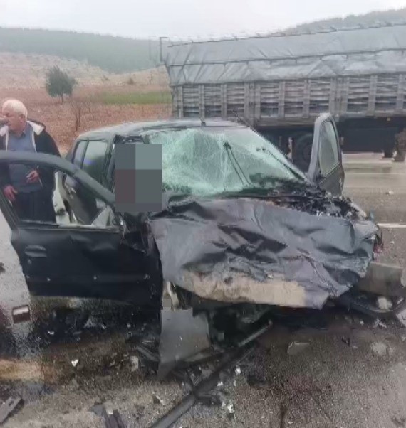 otomobillerin hurdaya dondugu kazada doktor oldu 2 kisi de agir yaralandi 6 MZPYZGSP