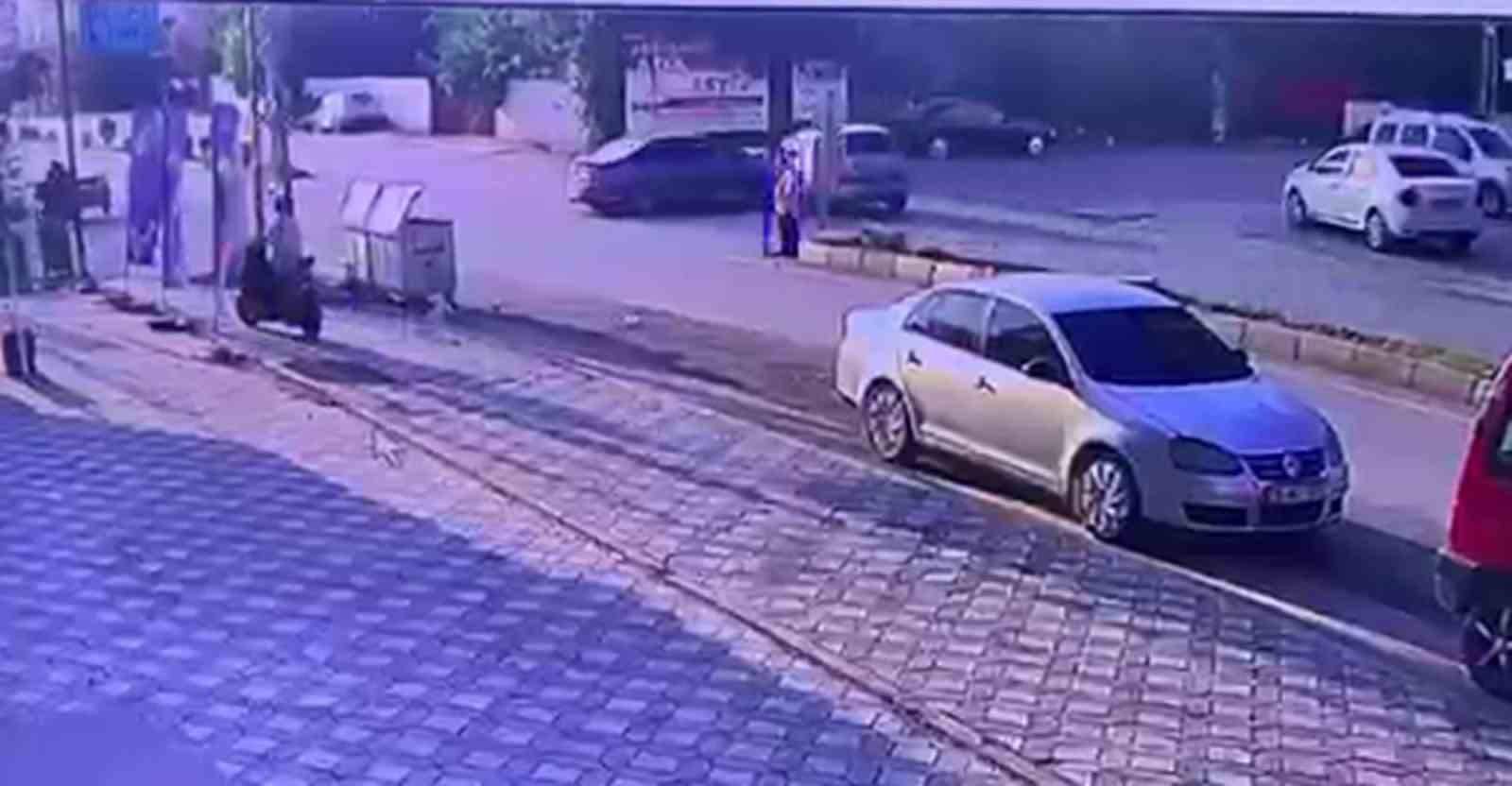 otomobillerin kafa kafaya carpistigi kazada 2 kisi yaralandi o anlar kamerada 0 9Q6GKVnc