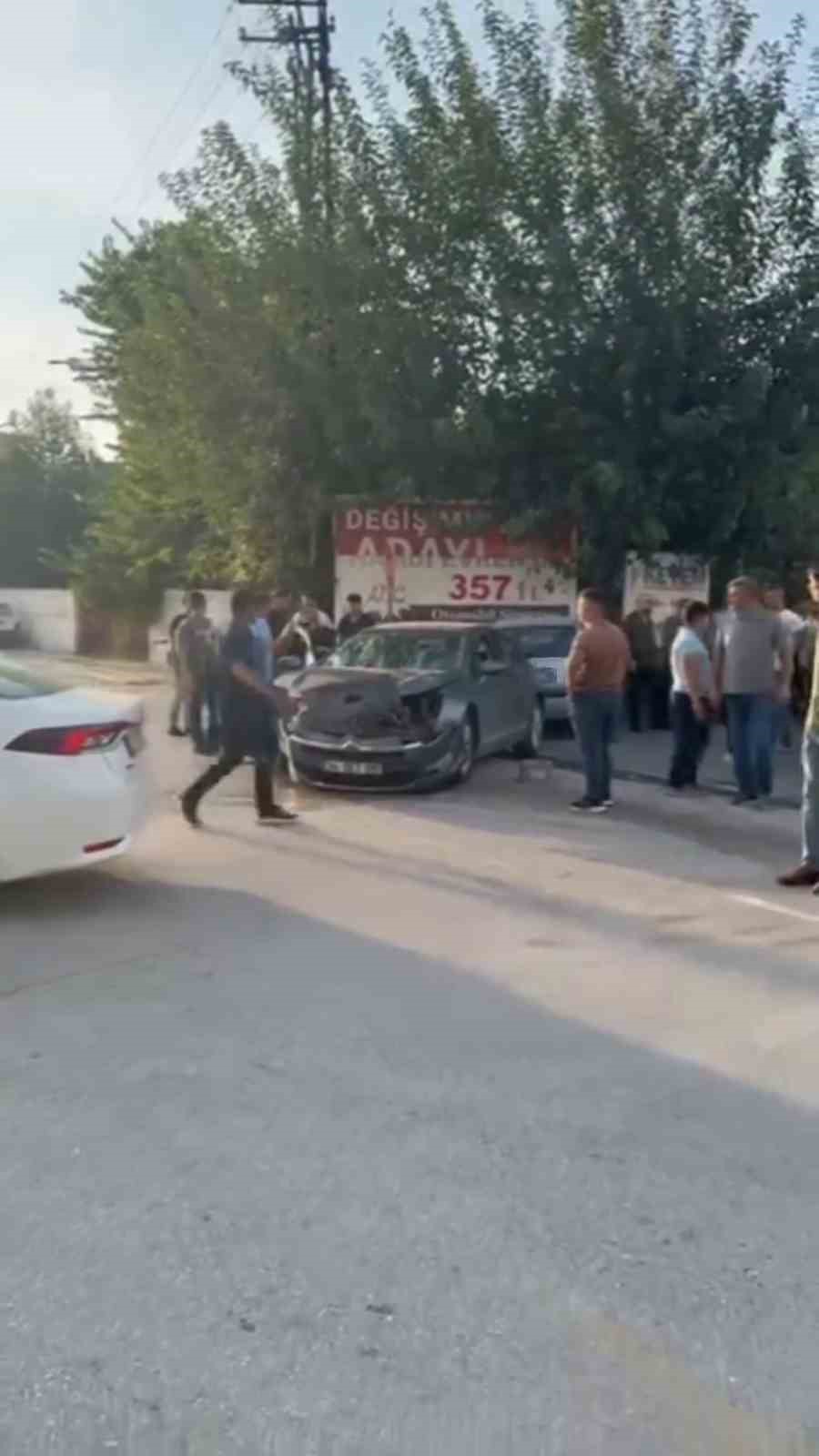 otomobillerin kafa kafaya carpistigi kazada 2 kisi yaralandi o anlar kamerada 2 9SNZeWgu
