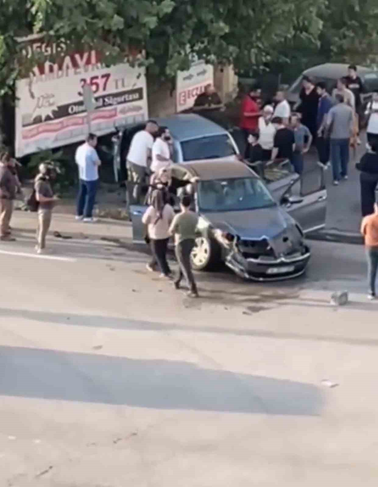 otomobillerin kafa kafaya carpistigi kazada 2 kisi yaralandi o anlar kamerada 3 6QjVSB5r