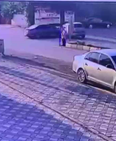 otomobillerin-kafa-kafaya-carpistigi-kazada-2-kisi-yaralandi-o-anlar-kamerada-YVLSzbRO.jpg