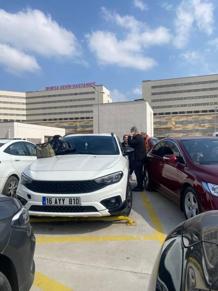 otoparkta panik dolu anlar aracta kilitli kalan cocuk cam kirilarak kurtarildi 0 IYewklNj