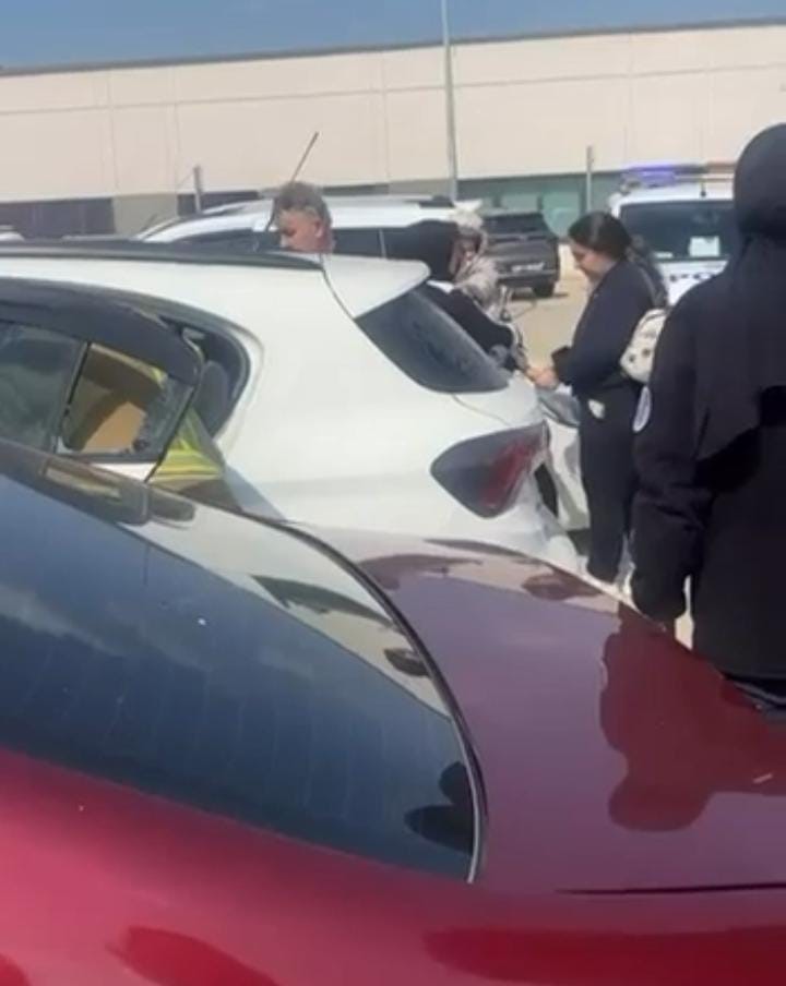 otoparkta panik dolu anlar aracta kilitli kalan cocuk cam kirilarak kurtarildi 1 FsIU8gWj