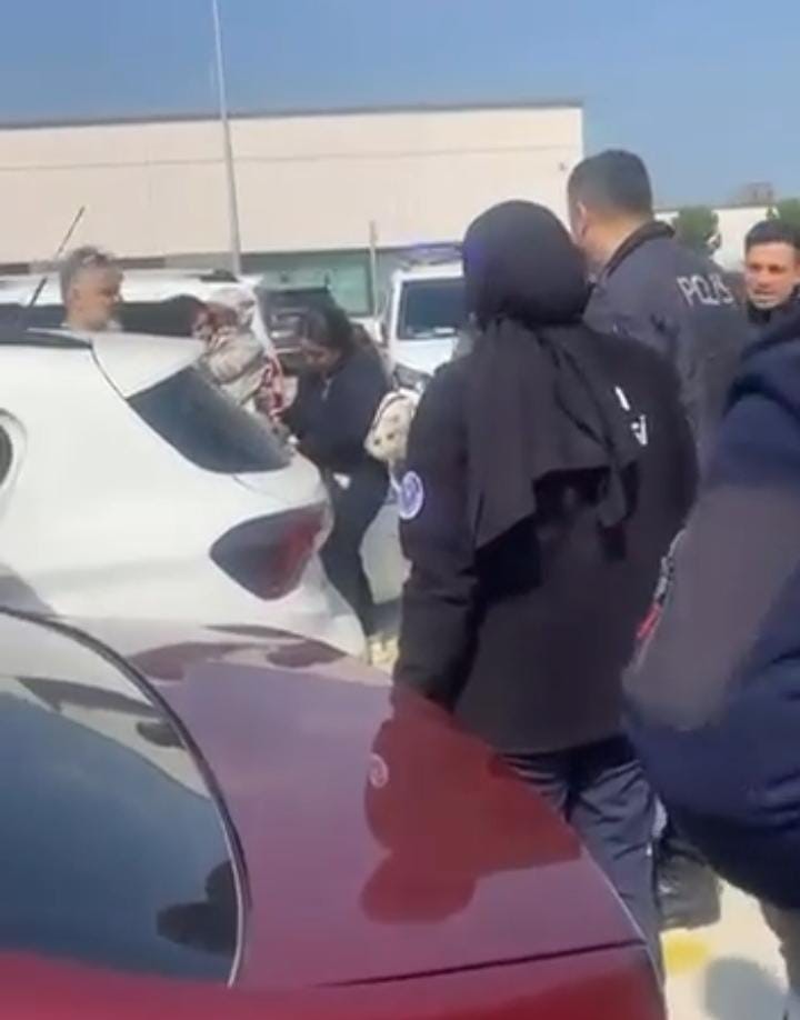 otoparkta panik dolu anlar aracta kilitli kalan cocuk cam kirilarak kurtarildi 2 e31tm4jC