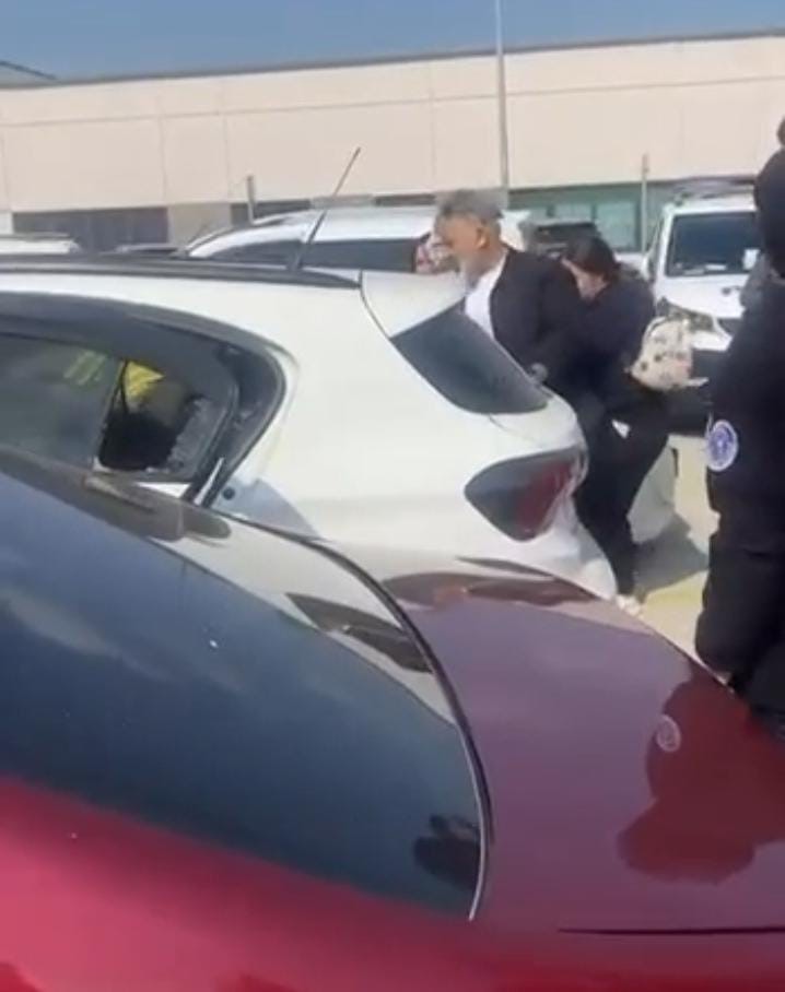 otoparkta panik dolu anlar aracta kilitli kalan cocuk cam kirilarak kurtarildi 3 hNaXezRU