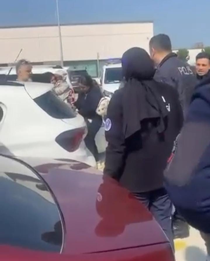 otoparkta panik dolu anlar aracta kilitli kalan cocuk cam kirilarak kurtarildi 4 2DHGlIh7