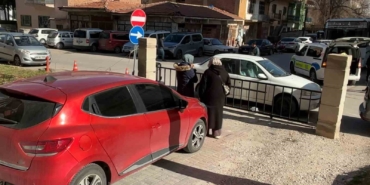 otoparkta-suruculeri-mahsur-birakti-gelince-de-bilemedim-ki-dedi-bYaIyPR4.jpg