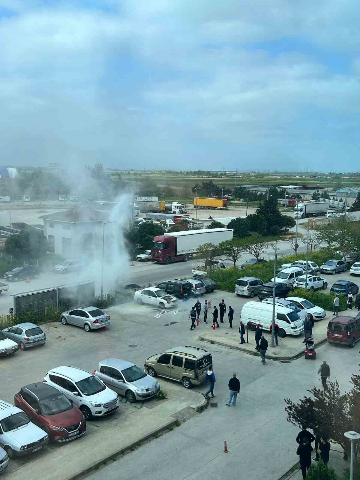otoparktaki otomobil alev topuna dondu 0 qDn2eGqq