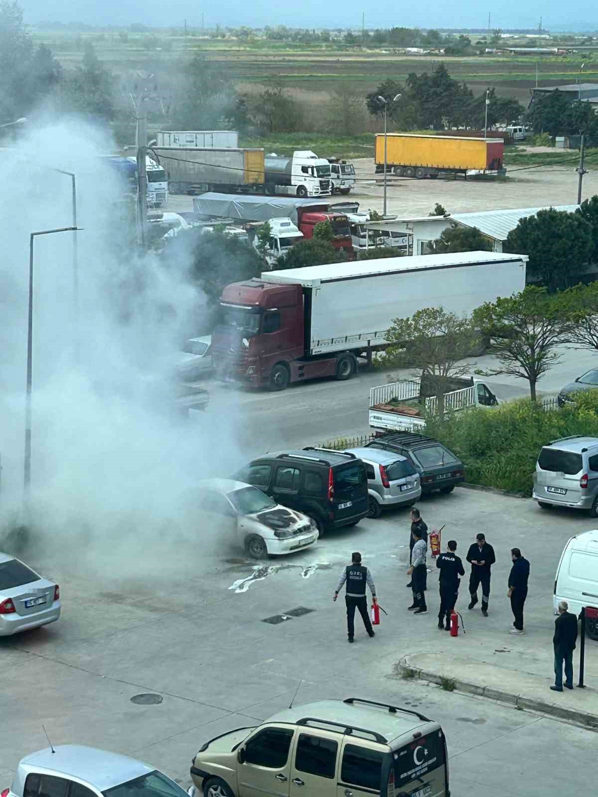 otoparktaki otomobil alev topuna dondu 1 QIKEEwXz