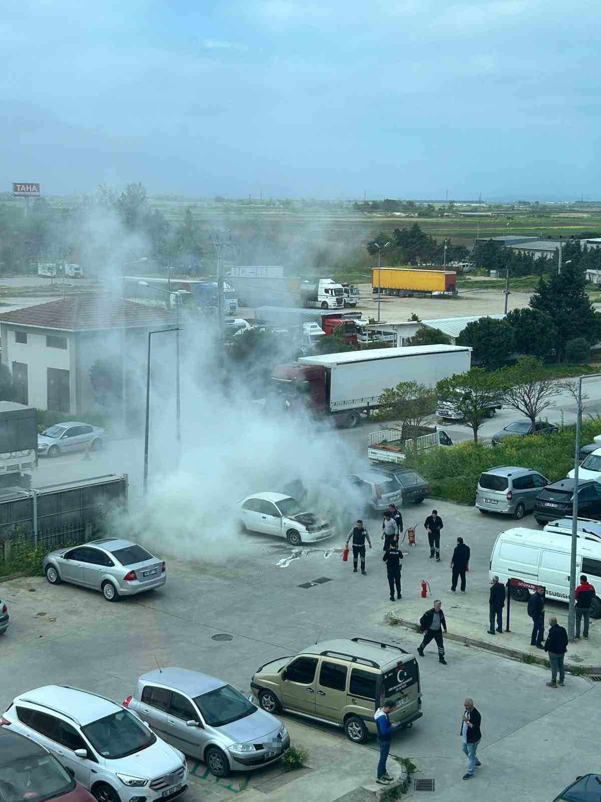 otoparktaki otomobil alev topuna dondu 2 1ABKCreP