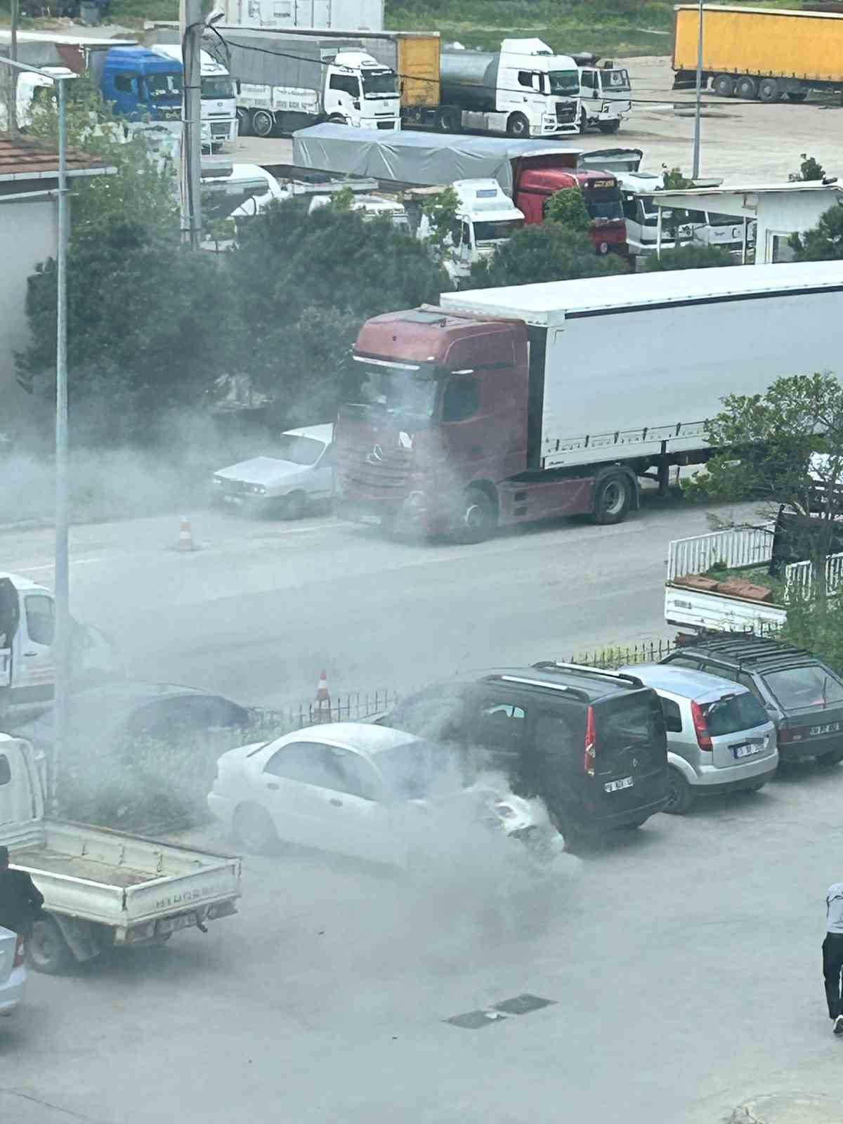 otoparktaki otomobil alev topuna dondu 3 gb3l33iI