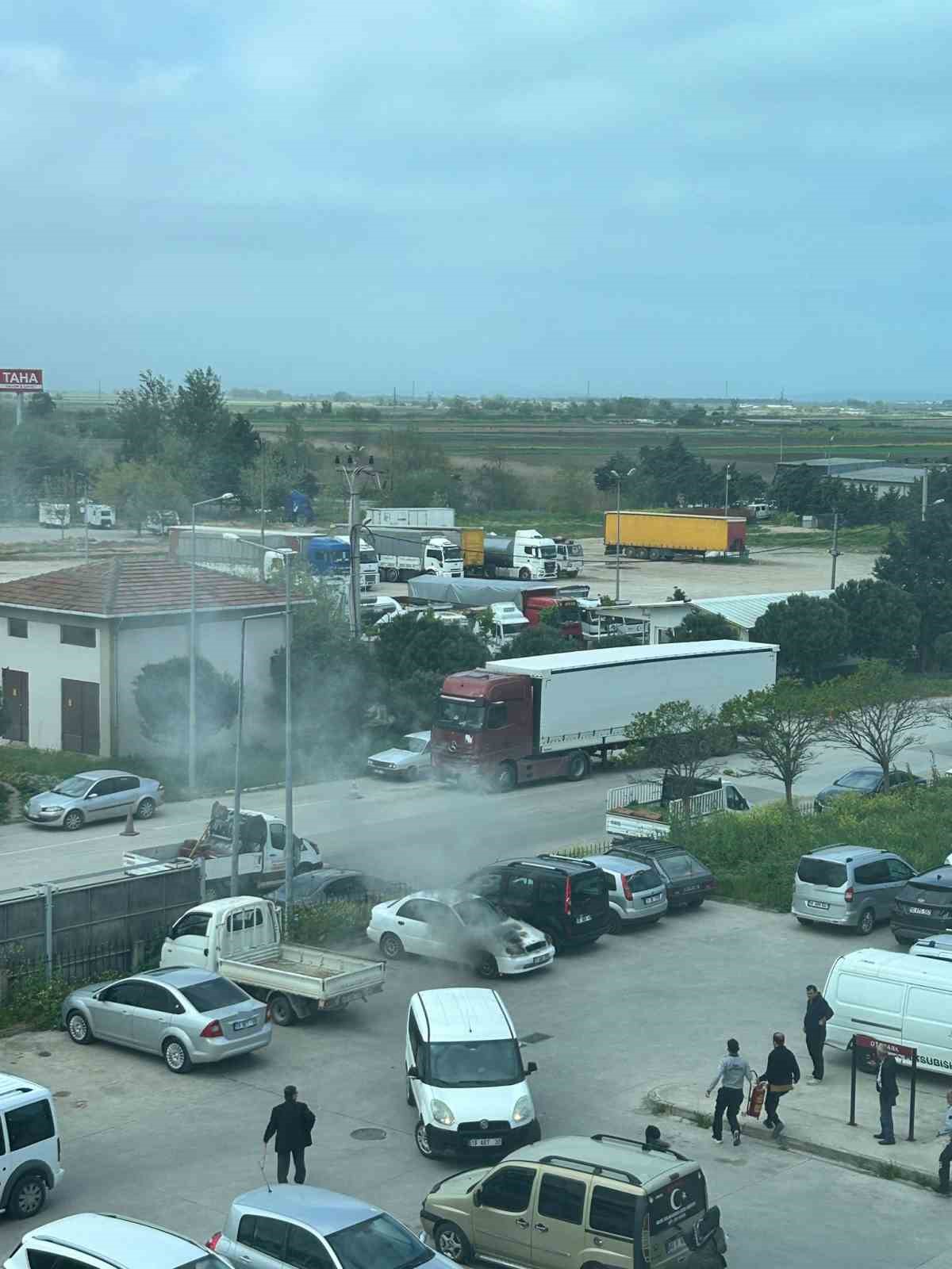 otoparktaki otomobil alev topuna dondu 4 ufgiv5Hb