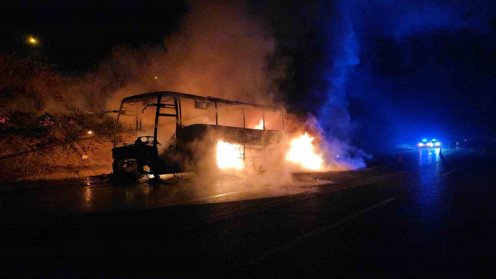 otoyolda 39 yolcusu bulunan otobus alev alev yandi 0 SivEBRBL