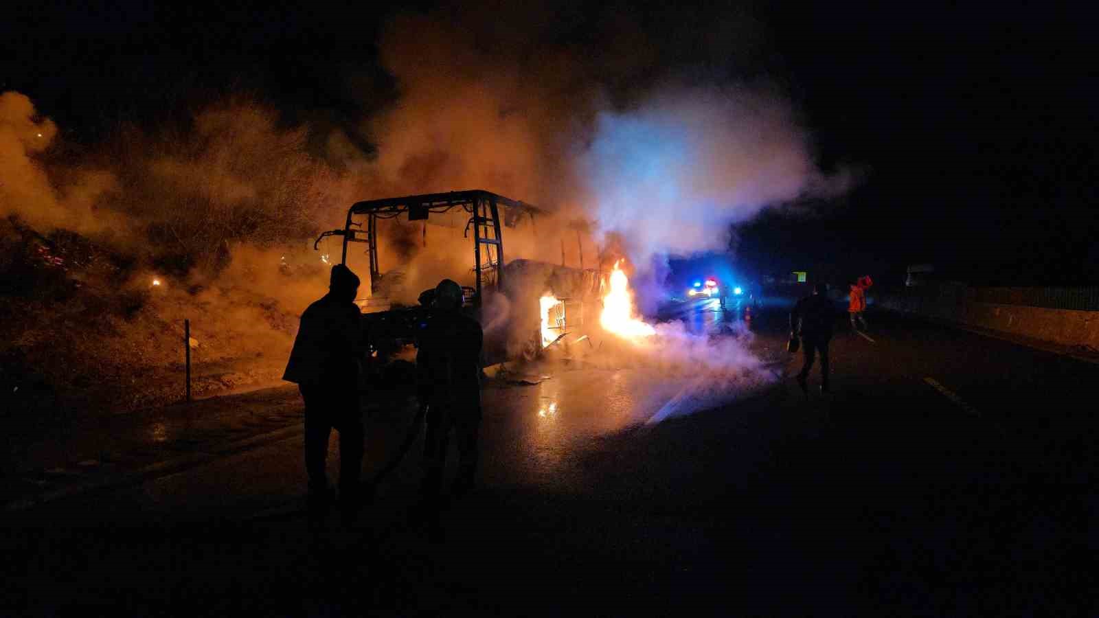 otoyolda 39 yolcusu bulunan otobus alev alev yandi 1 YDCmpGgW