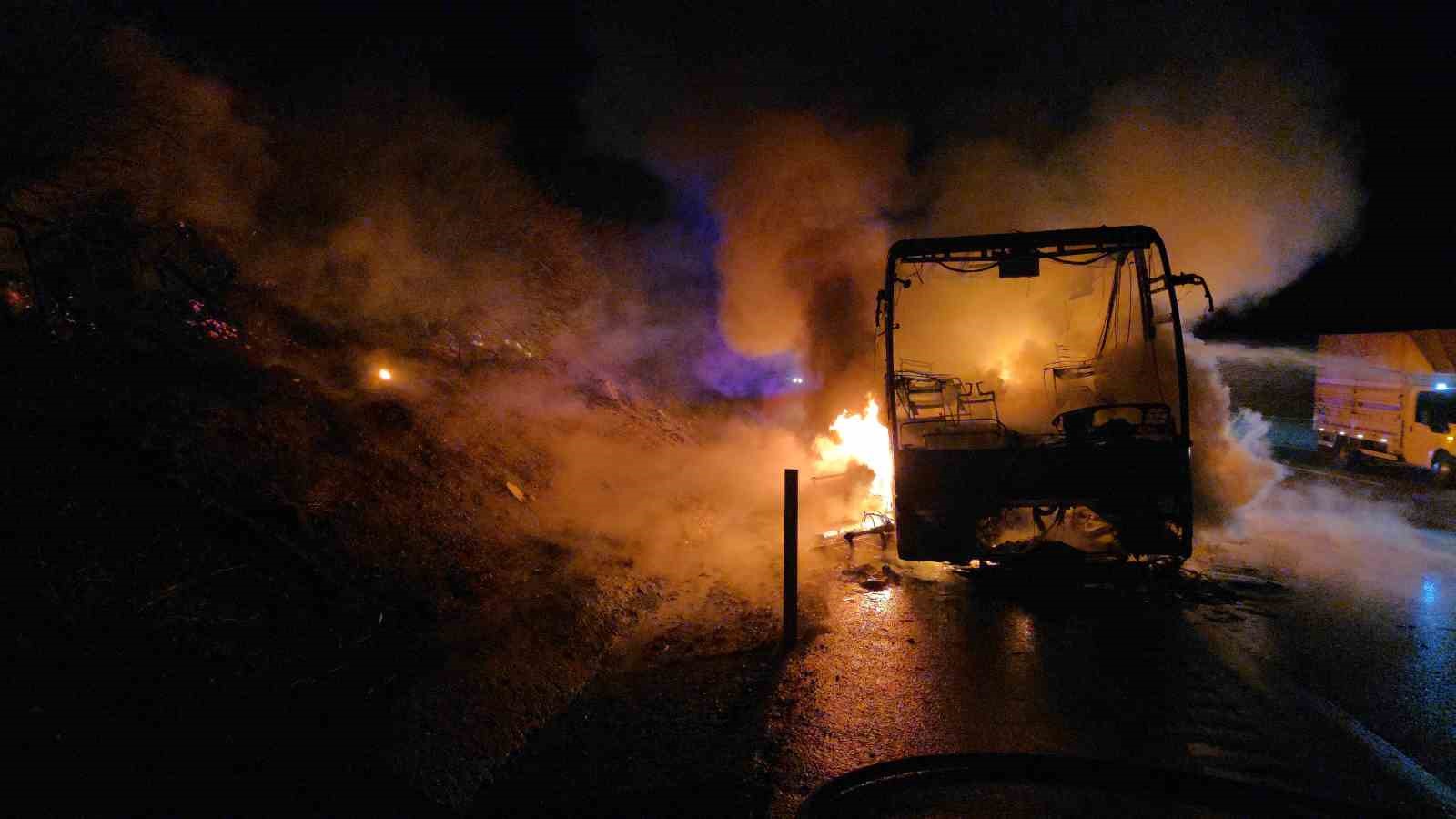 otoyolda 39 yolcusu bulunan otobus alev alev yandi 2 gbFrnr5G